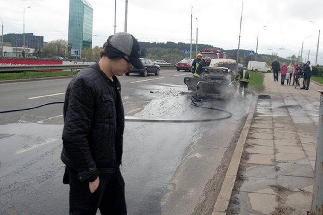 Vilniuje judrioje gatvėje sudegė automobilis