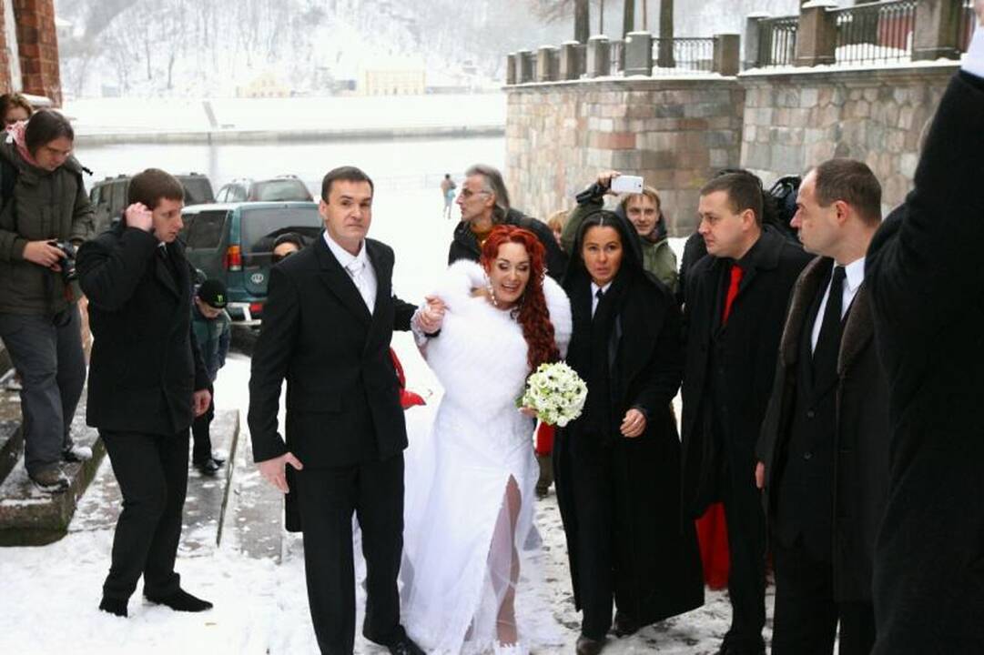 Ištekėjusiai Dž. Butkutei palinkėjo susilaukti 12 vaikų
