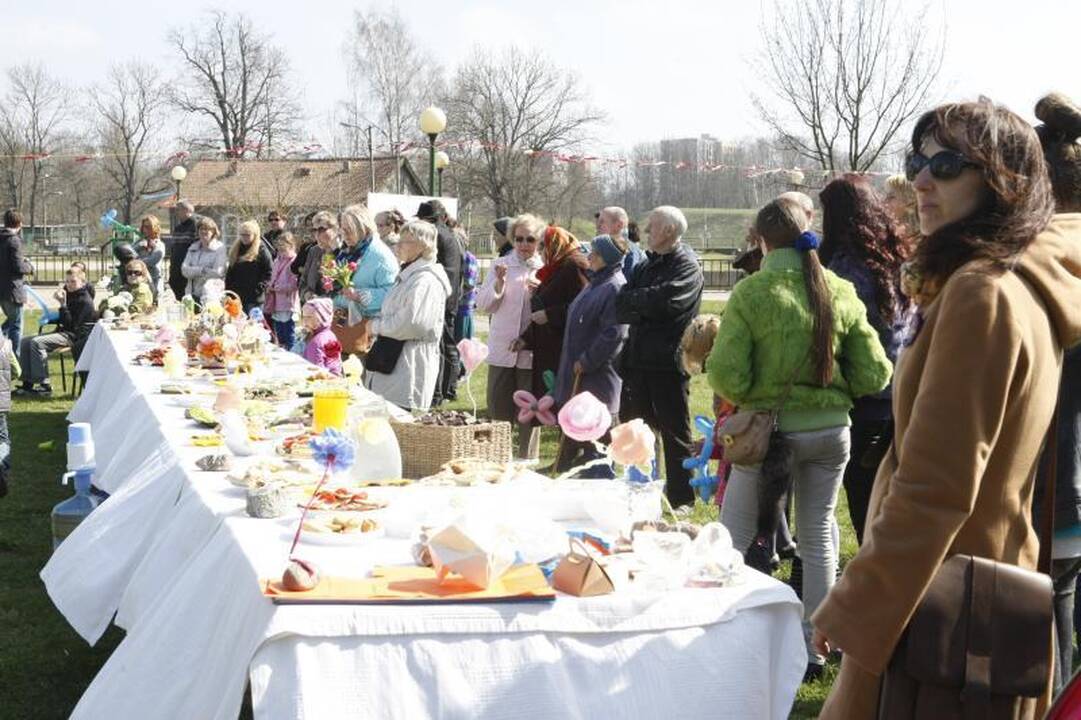 Klaipėdos menininkai mamoms surengė viešą puotą (foto)