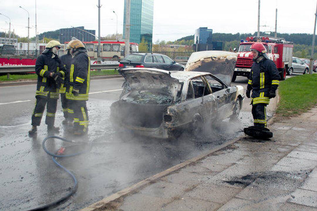 Vilniuje judrioje gatvėje sudegė automobilis