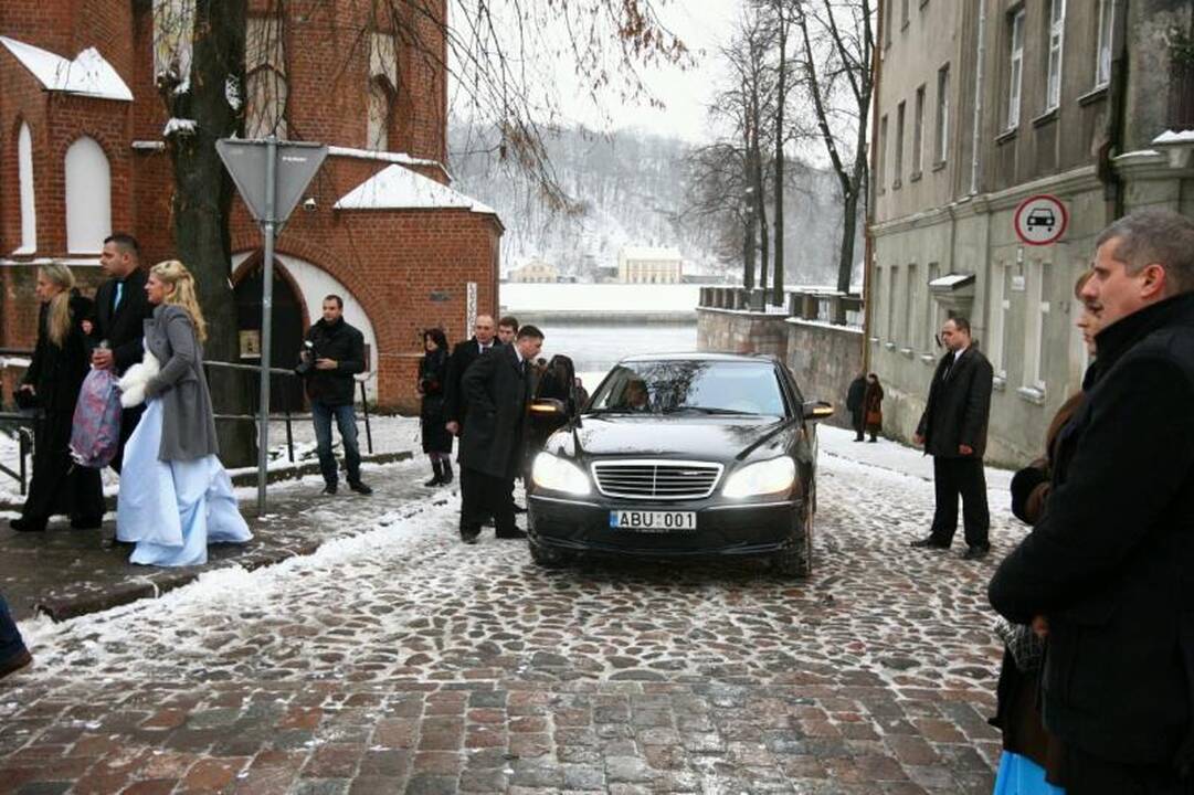 Ištekėjusiai Dž. Butkutei palinkėjo susilaukti 12 vaikų