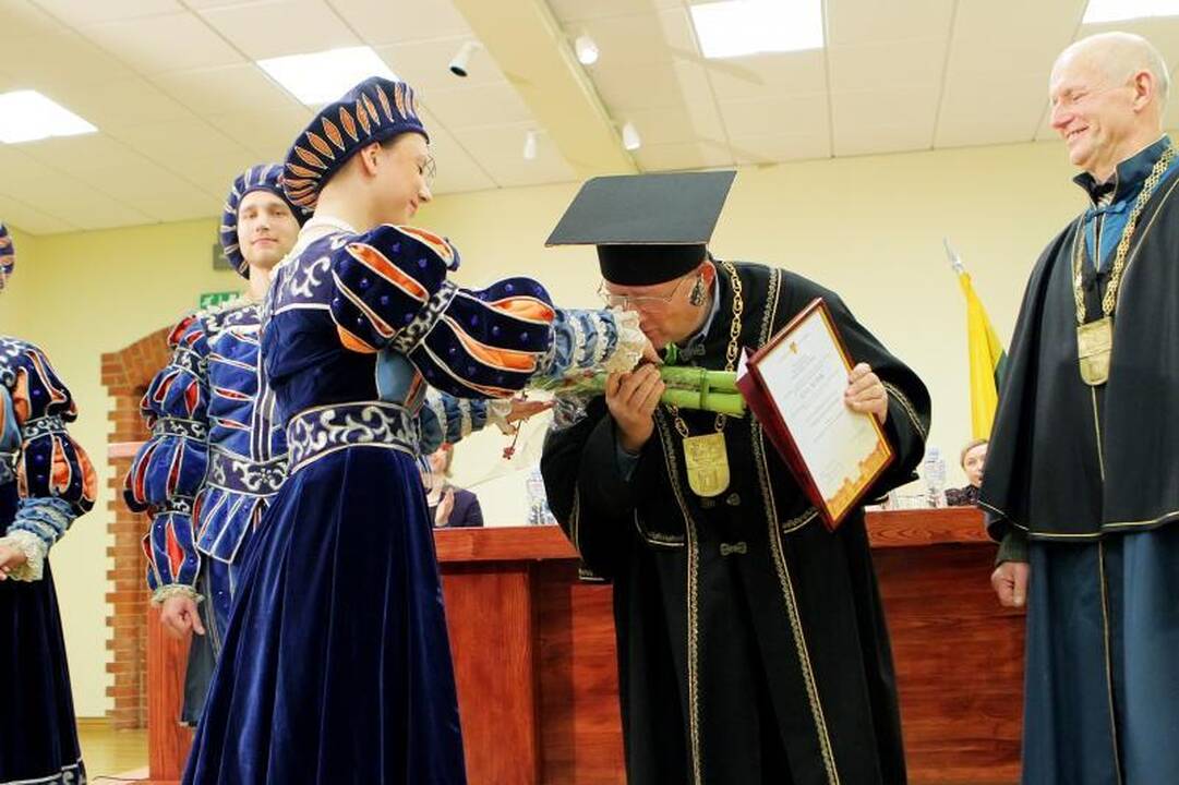 KU iškilmingoje ceremonijoje inauguruoti Garbės daktarai