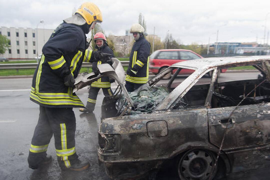 Vilniuje judrioje gatvėje sudegė automobilis