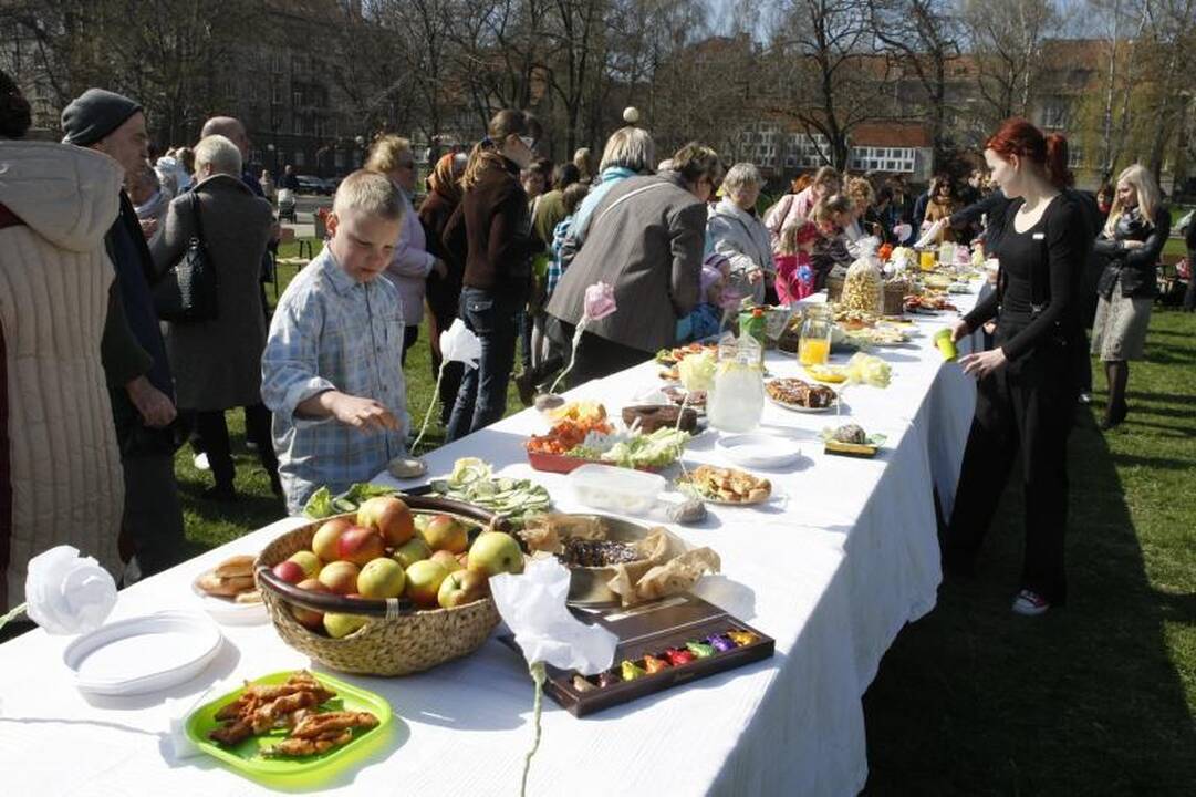 Klaipėdos menininkai mamoms surengė viešą puotą (foto)