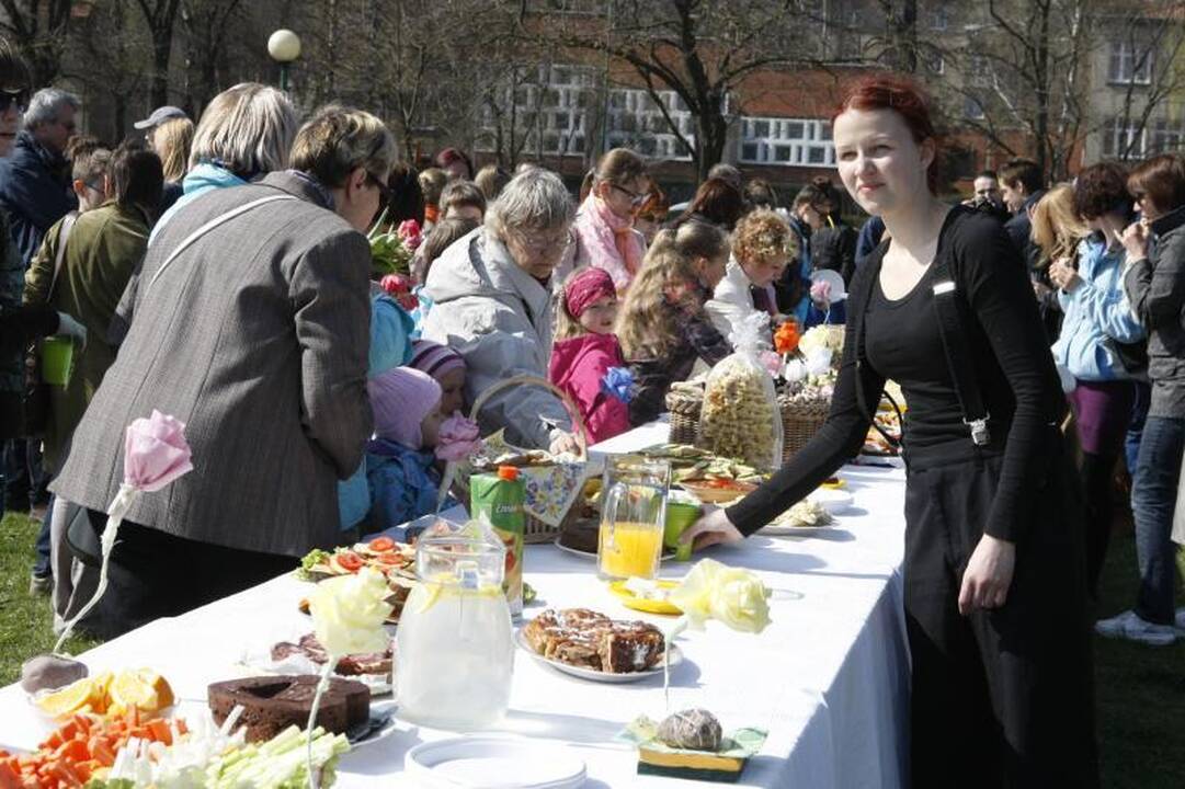 Klaipėdos menininkai mamoms surengė viešą puotą (foto)