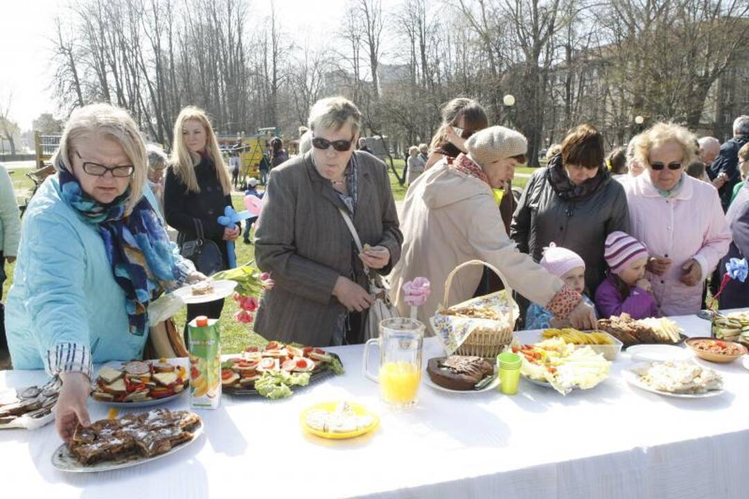 Klaipėdos menininkai mamoms surengė viešą puotą (foto)
