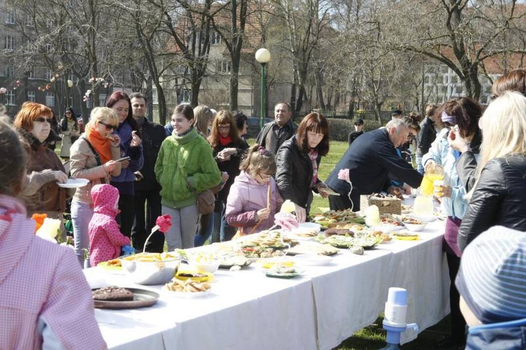 Klaipėdos menininkai mamoms surengė viešą puotą (foto)