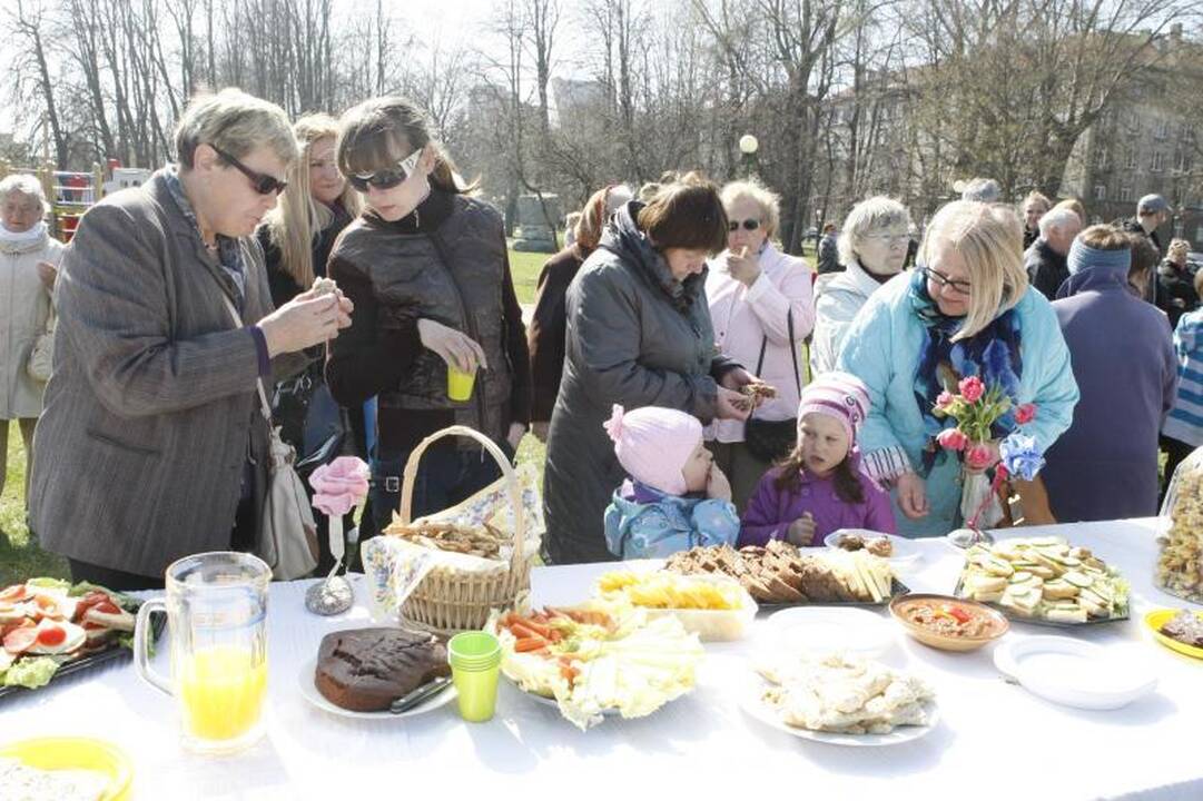 Klaipėdos menininkai mamoms surengė viešą puotą (foto)