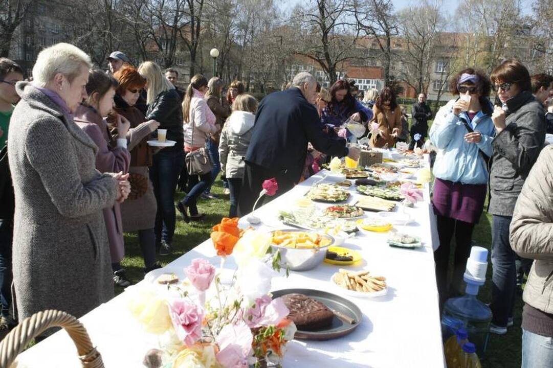 Klaipėdos menininkai mamoms surengė viešą puotą (foto)