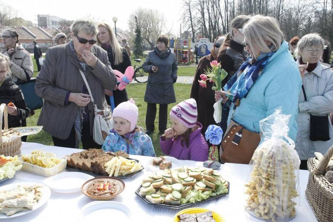 Klaipėdos menininkai mamoms surengė viešą puotą (foto)