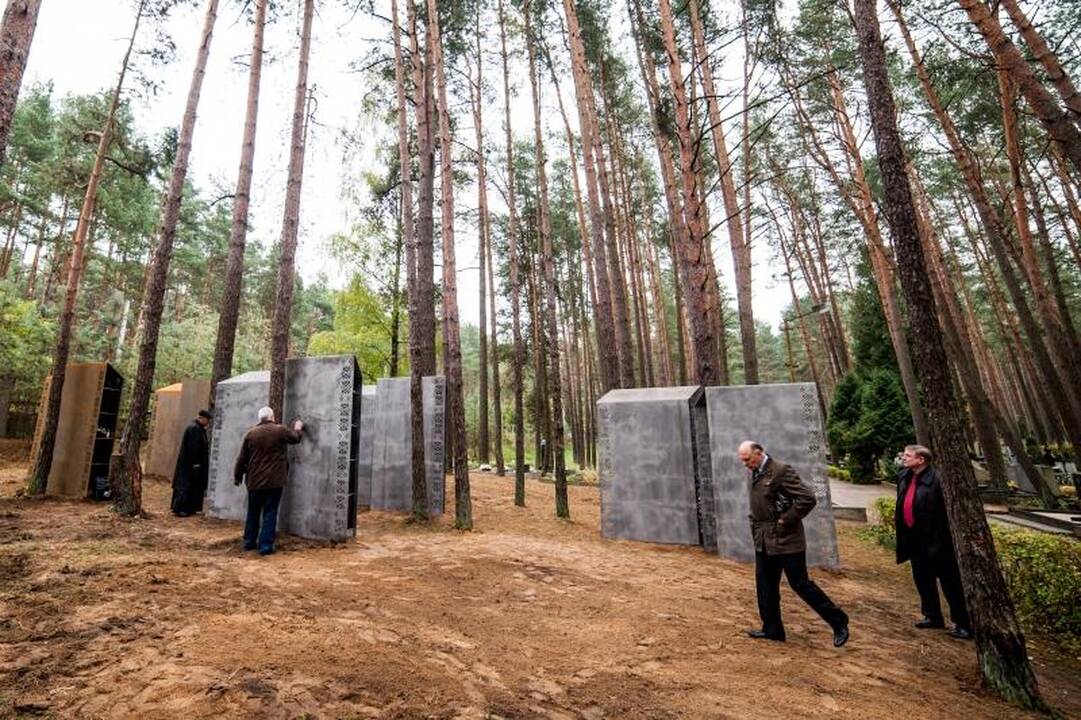 Kolumbariumai Petrašiūnų kapinėse: vieni šaiposi, kiti giriasi