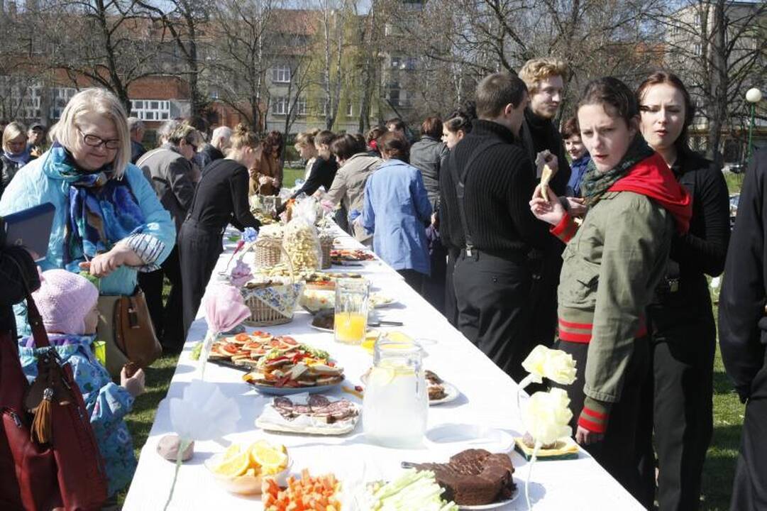Klaipėdos menininkai mamoms surengė viešą puotą (foto)