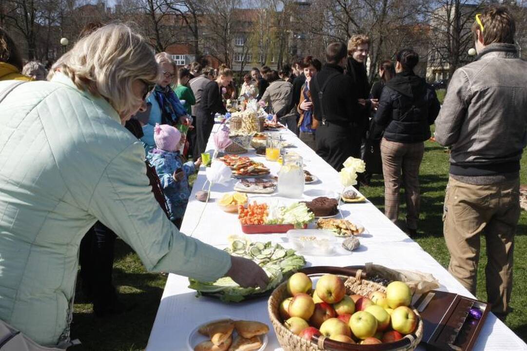 Klaipėdos menininkai mamoms surengė viešą puotą (foto)