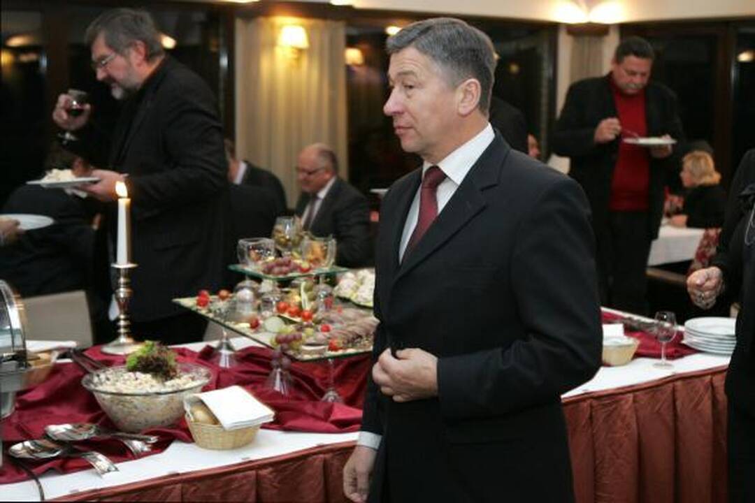 Vilniaus politikai vakare iš restorano išvežti tarnybiniu transportu
