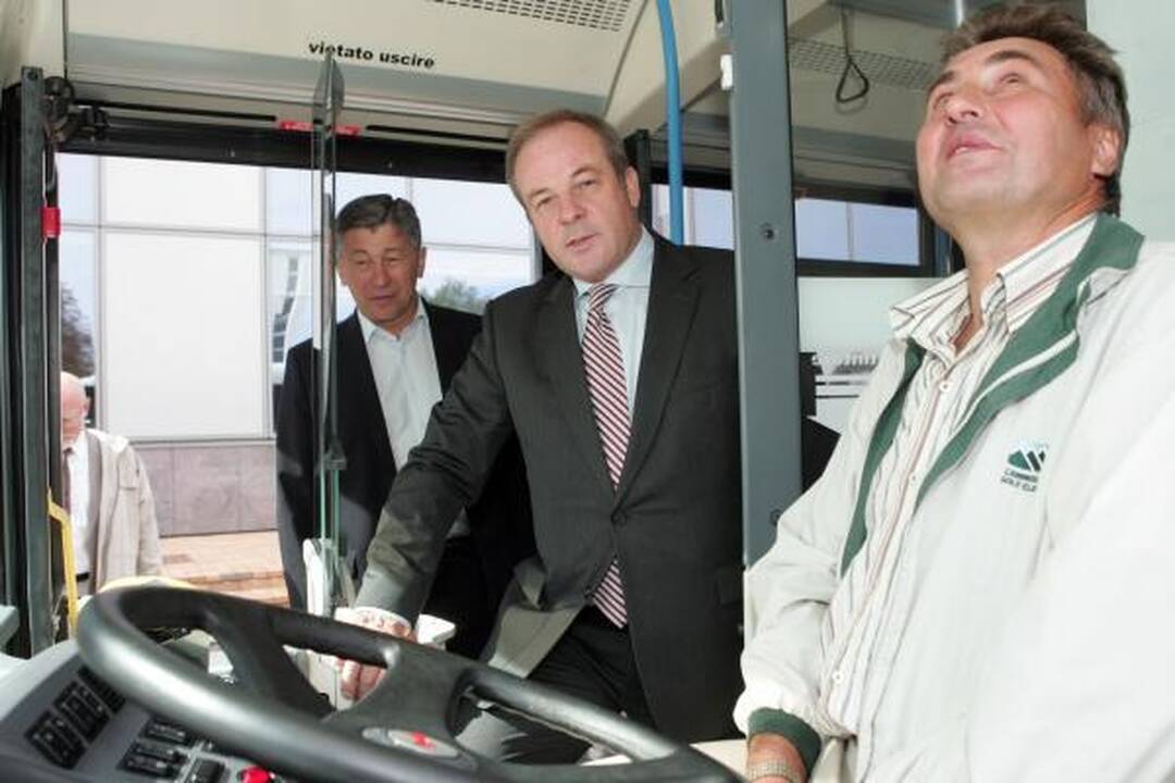 Vilniaus politikai vakare iš restorano išvežti tarnybiniu transportu