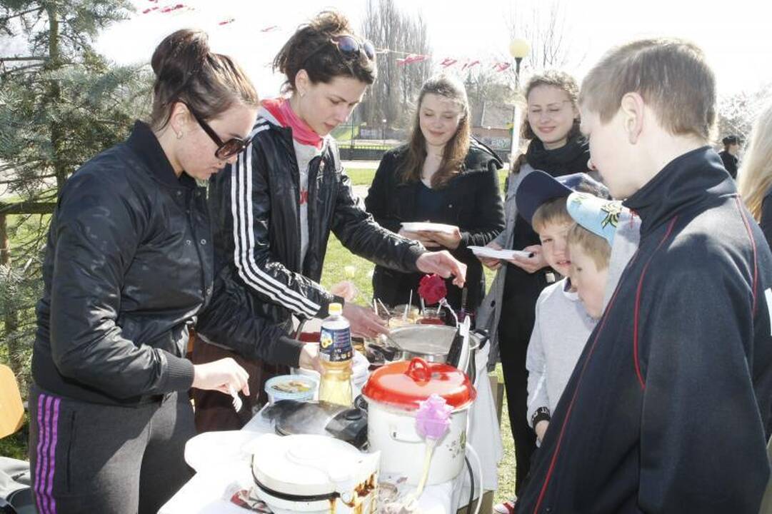 Klaipėdos menininkai mamoms surengė viešą puotą (foto)