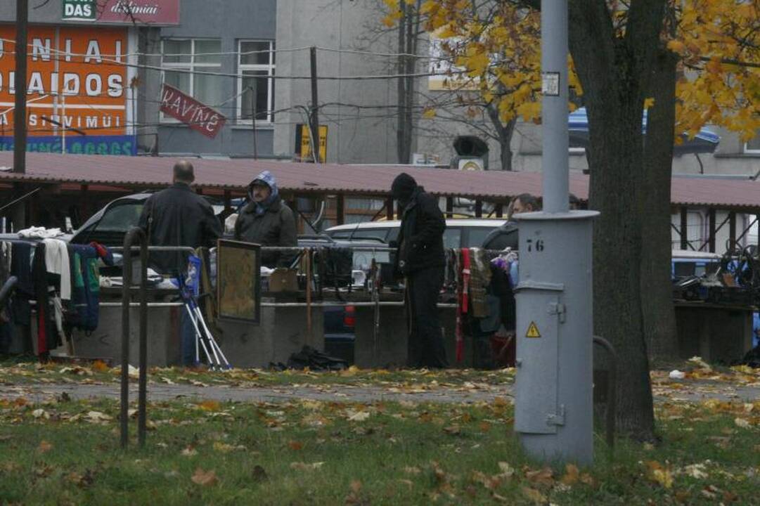 Ar už Kalvarijų turgaus tvoros prekiaujama legaliai?