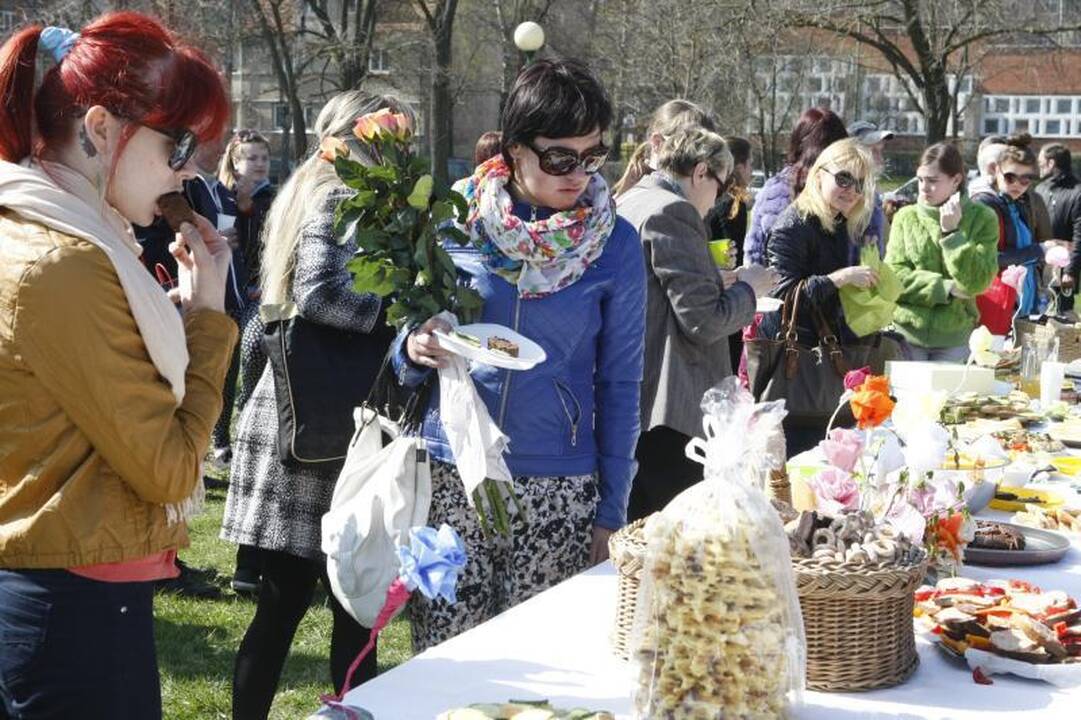 Klaipėdos menininkai mamoms surengė viešą puotą (foto)