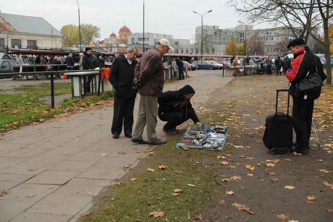 Ar už Kalvarijų turgaus tvoros prekiaujama legaliai?