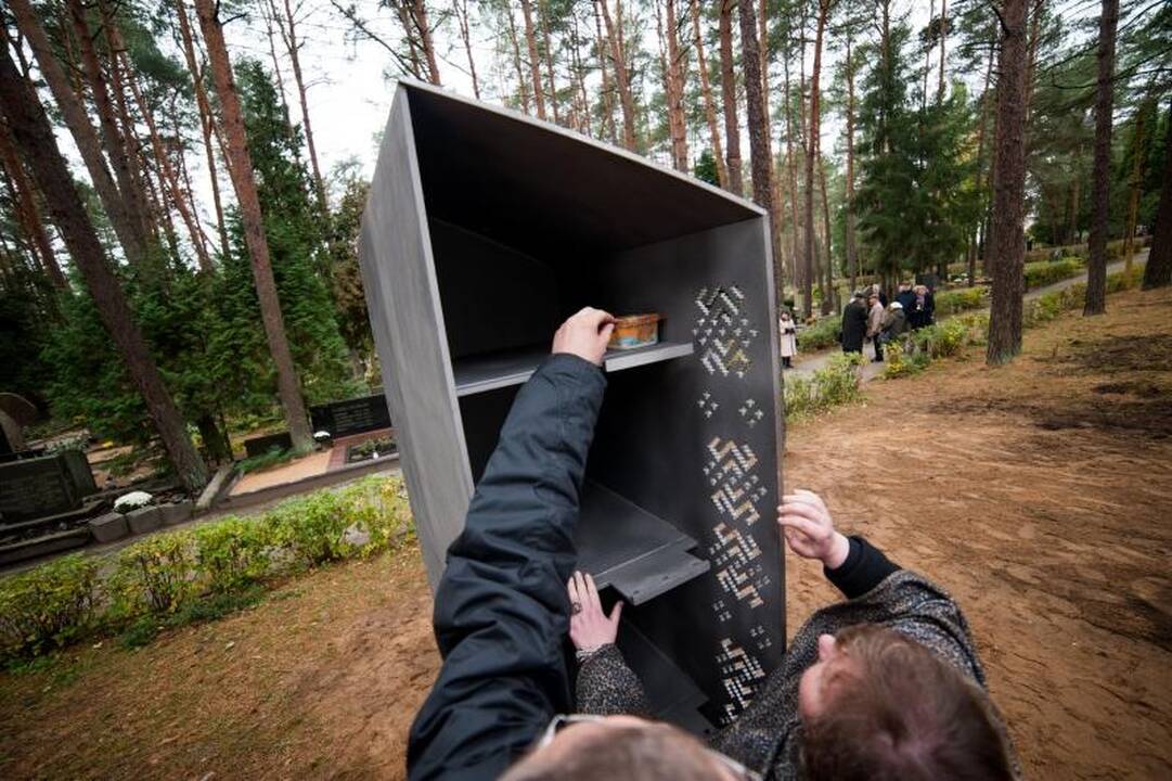 Kolumbariumai Petrašiūnų kapinėse: vieni šaiposi, kiti giriasi