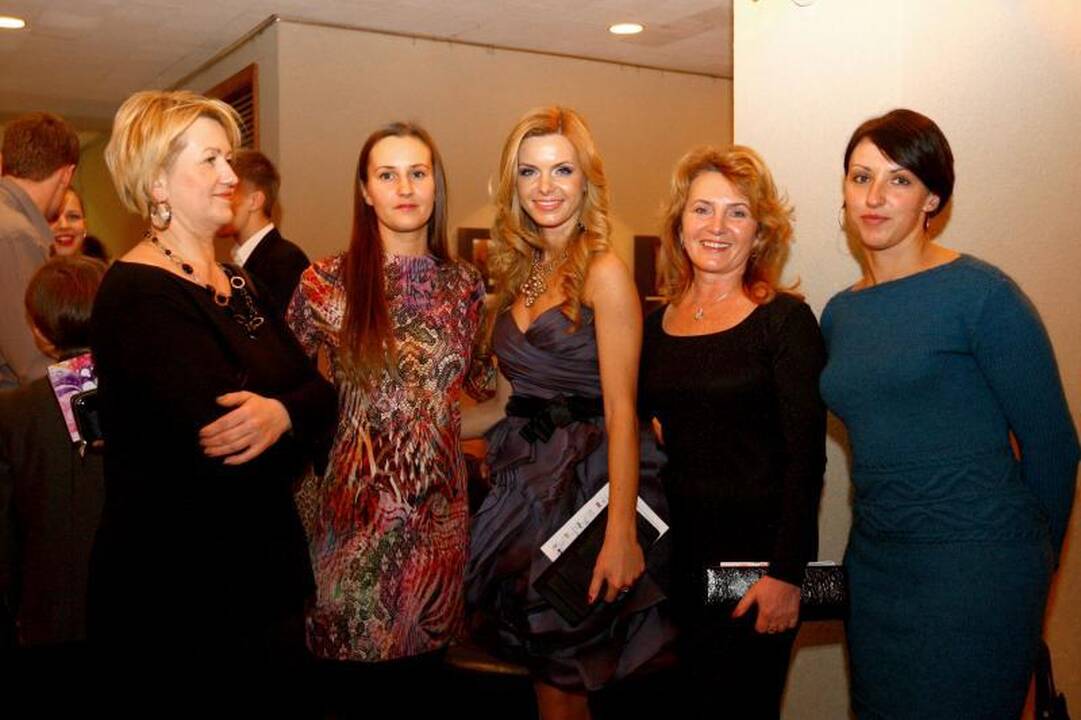 „Lietuvos ponia 2012“ tituluota žavi keturių vaikų mama