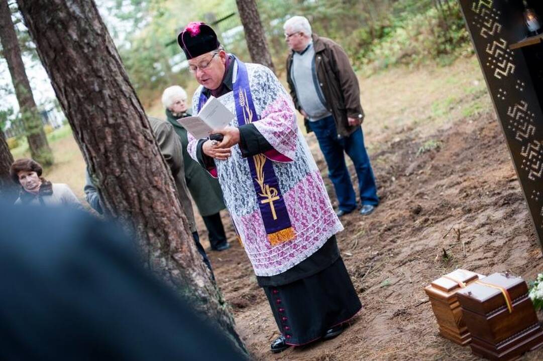 Kolumbariumai Petrašiūnų kapinėse: vieni šaiposi, kiti giriasi