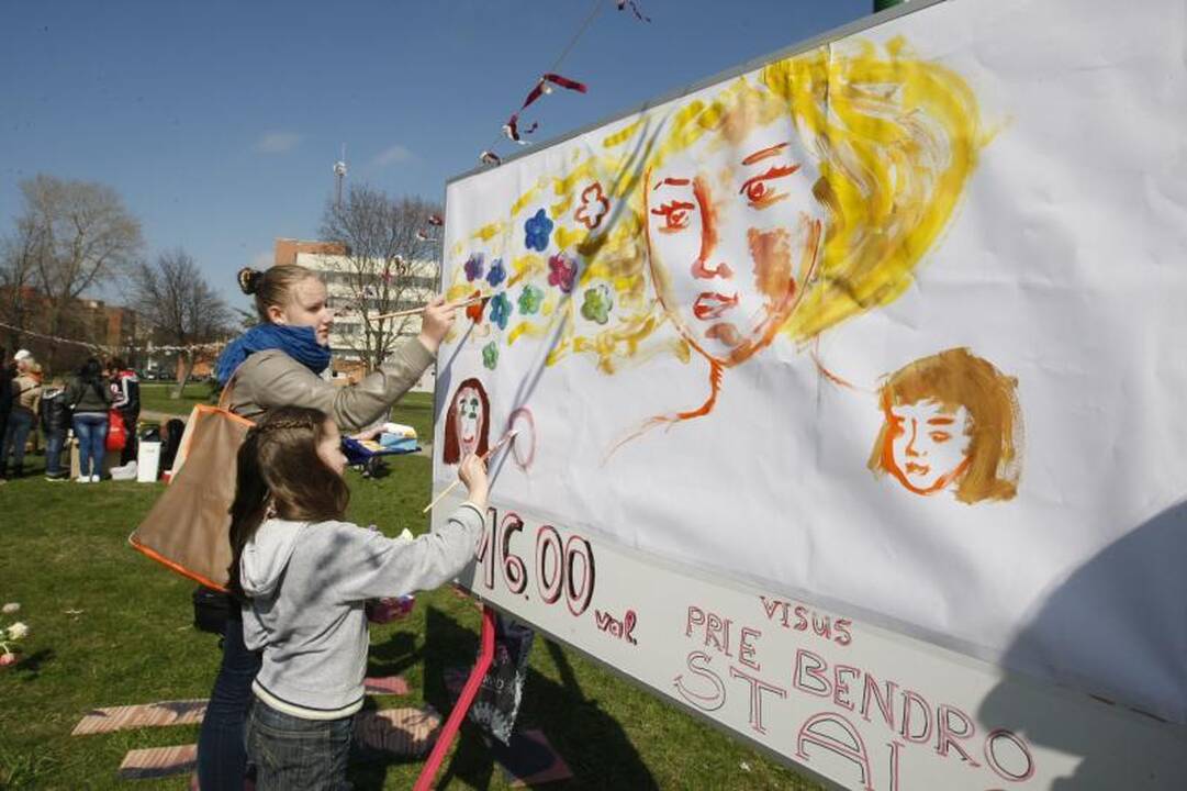 Klaipėdos menininkai mamoms surengė viešą puotą (foto)