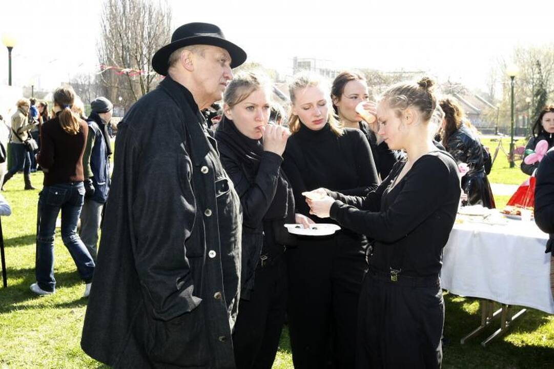 Klaipėdos menininkai mamoms surengė viešą puotą (foto)