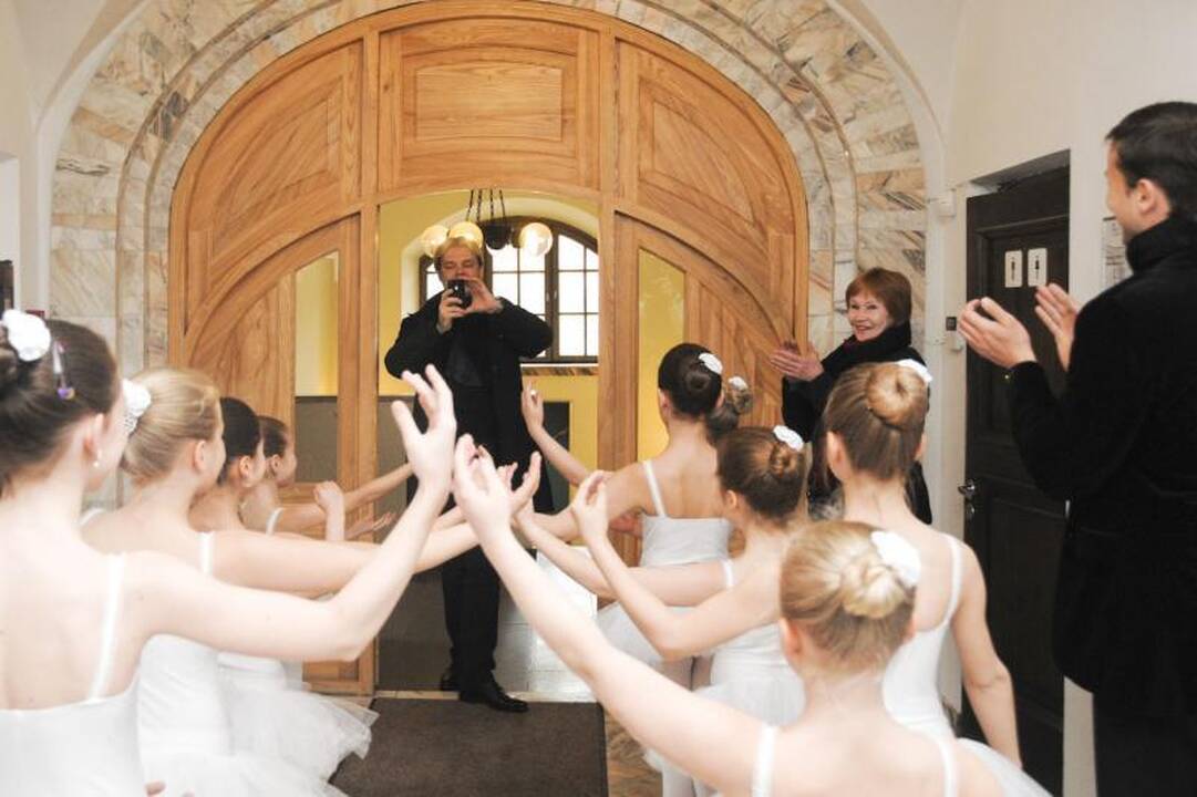 Baleto žvaigždė A.Liepa užsuko į N.Juškos mokyklą