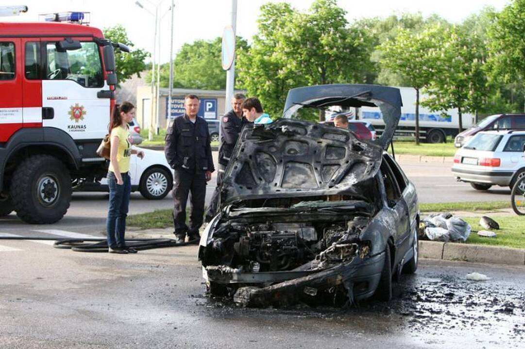 Savanorių pr. degalinėje supleškėjo „Renault Safrane“