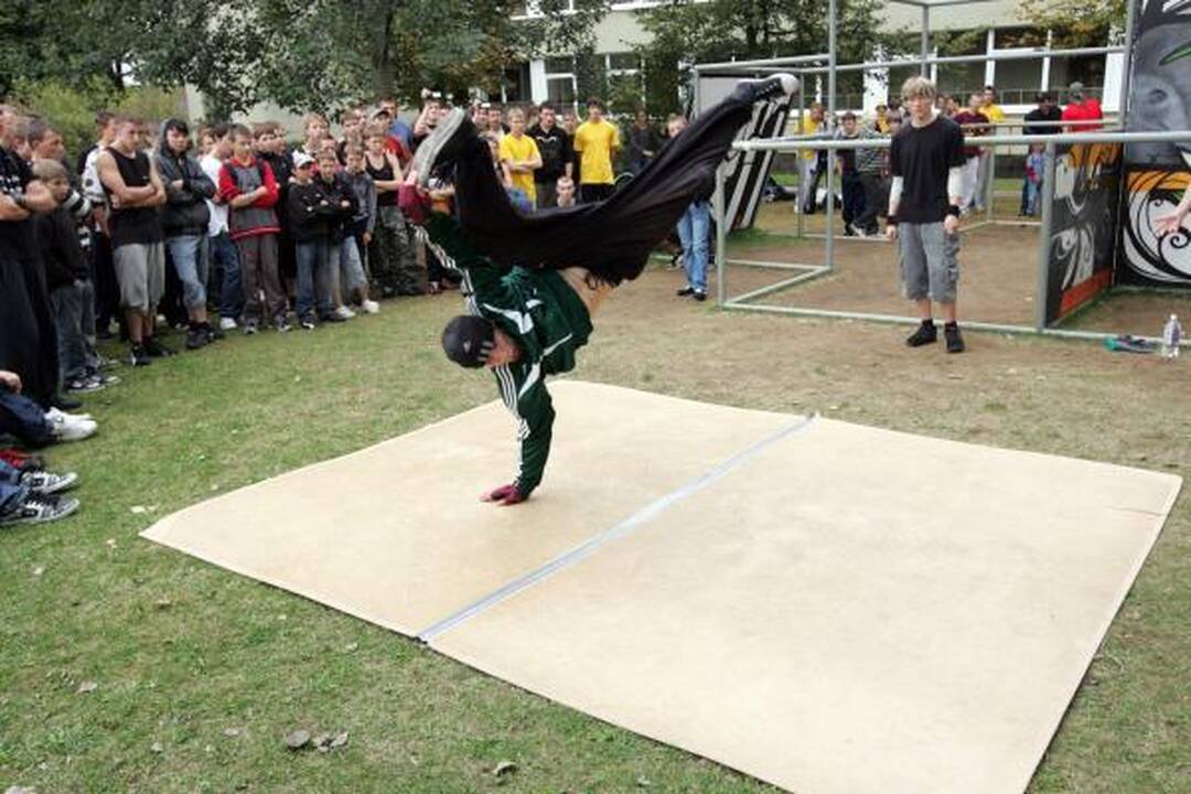 Vilniaus šokliai atverė naują "parkūro" aikštelę