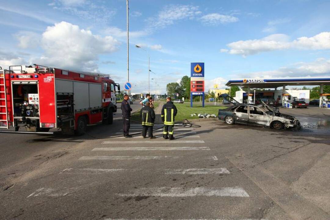Savanorių pr. degalinėje supleškėjo „Renault Safrane“