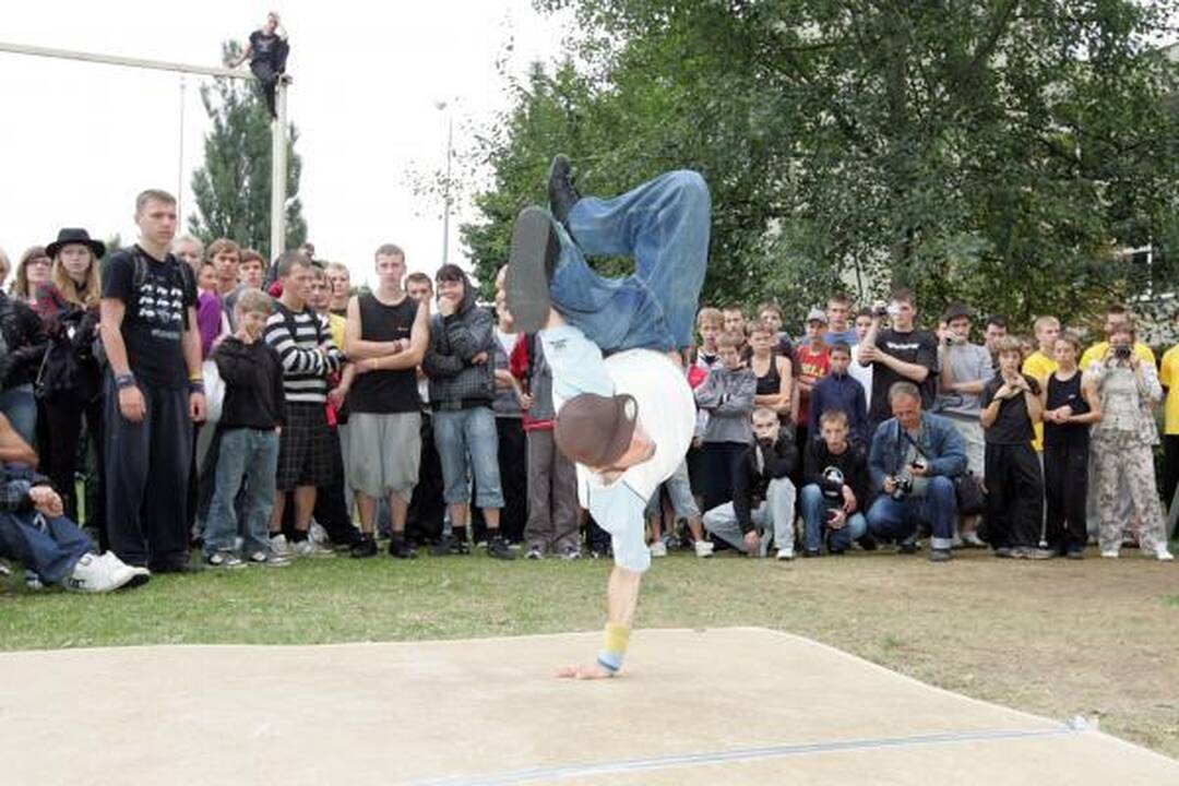 Vilniaus šokliai atverė naują "parkūro" aikštelę
