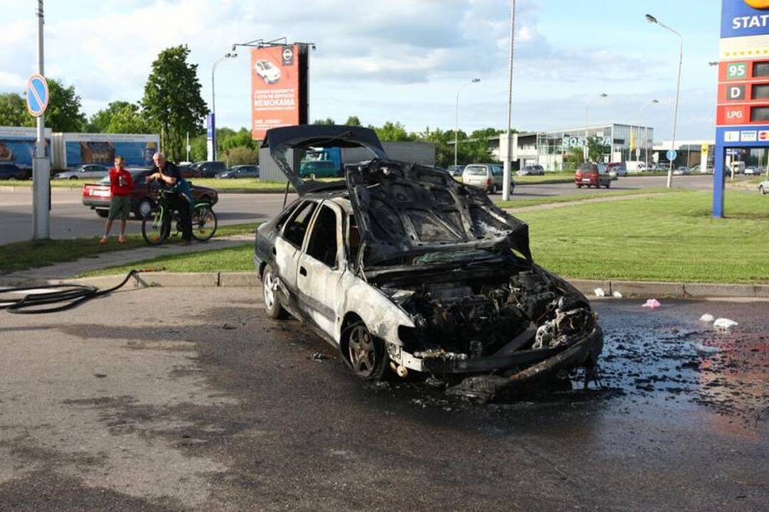 Savanorių pr. degalinėje supleškėjo „Renault Safrane“