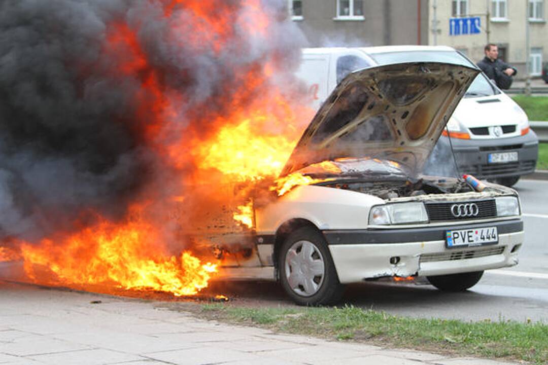 Vilniuje judrioje gatvėje sudegė automobilis
