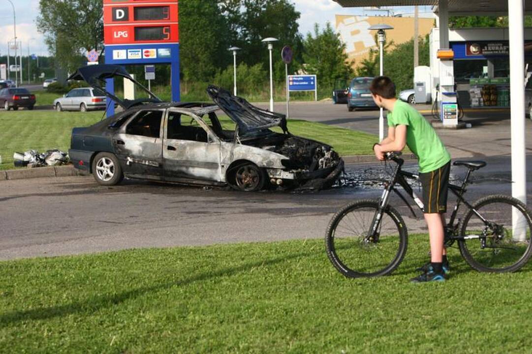 Savanorių pr. degalinėje supleškėjo „Renault Safrane“