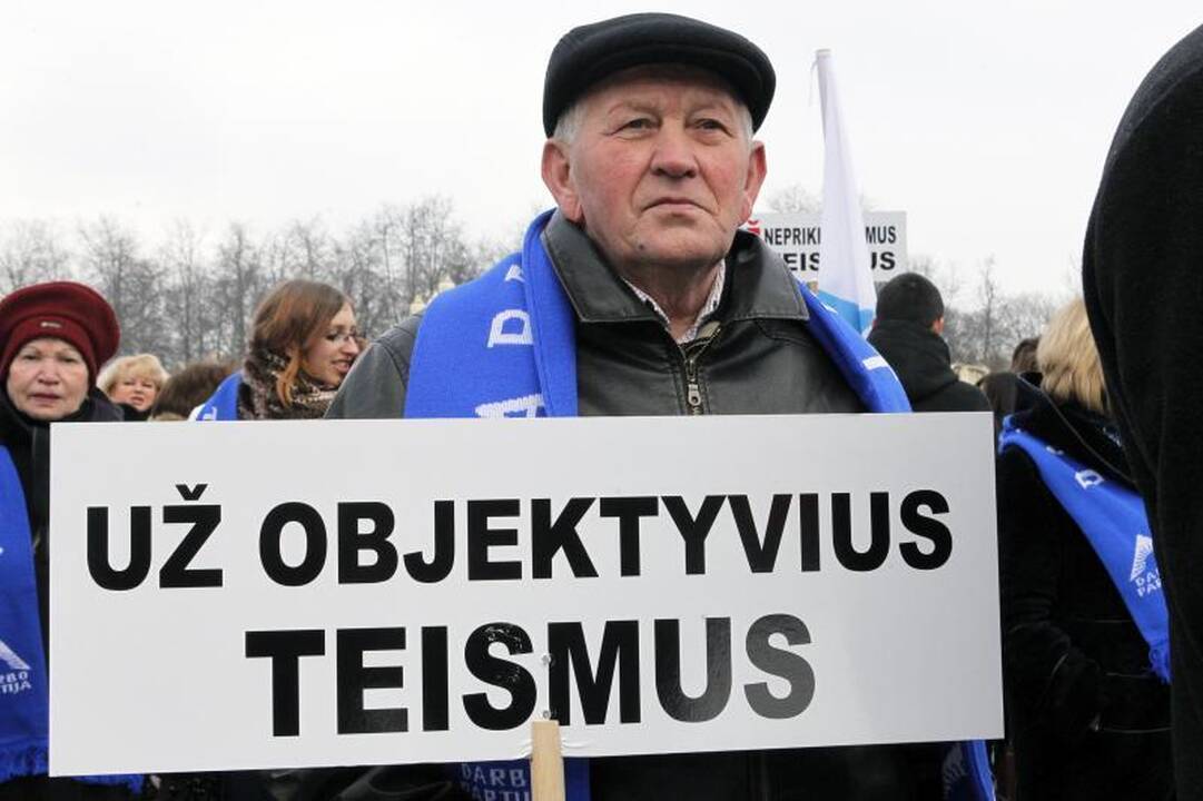 Prie Vilniaus teismo – Darbo partijos rėmėjų protestas (papildyta)