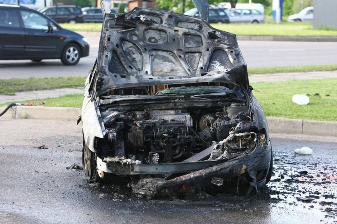 Savanorių pr. degalinėje supleškėjo „Renault Safrane“