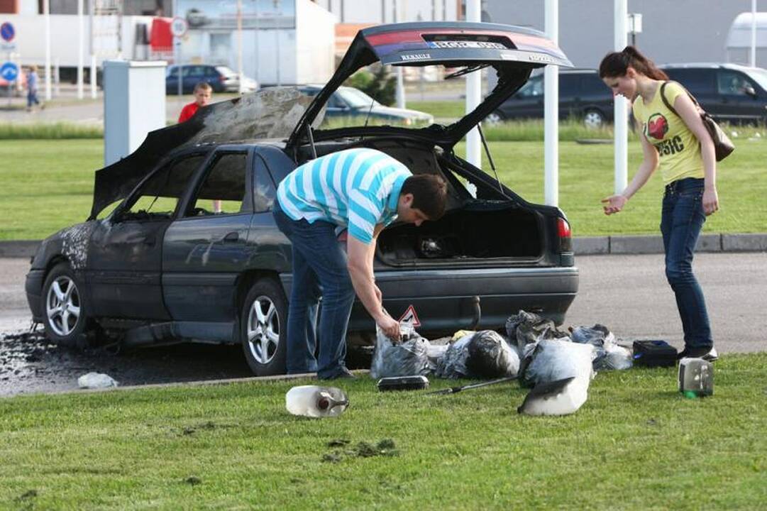 Savanorių pr. degalinėje supleškėjo „Renault Safrane“