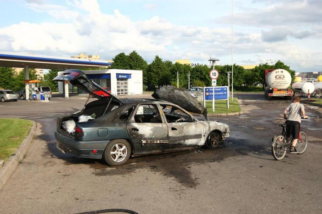 Savanorių pr. degalinėje supleškėjo „Renault Safrane“