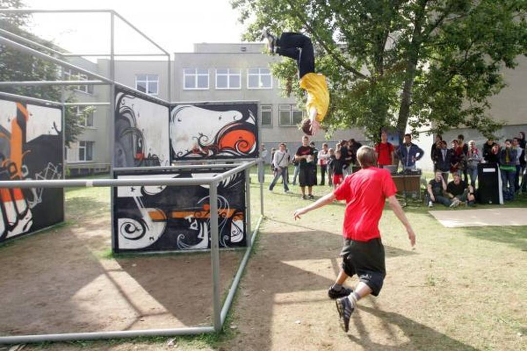 Vilniaus šokliai atverė naują "parkūro" aikštelę
