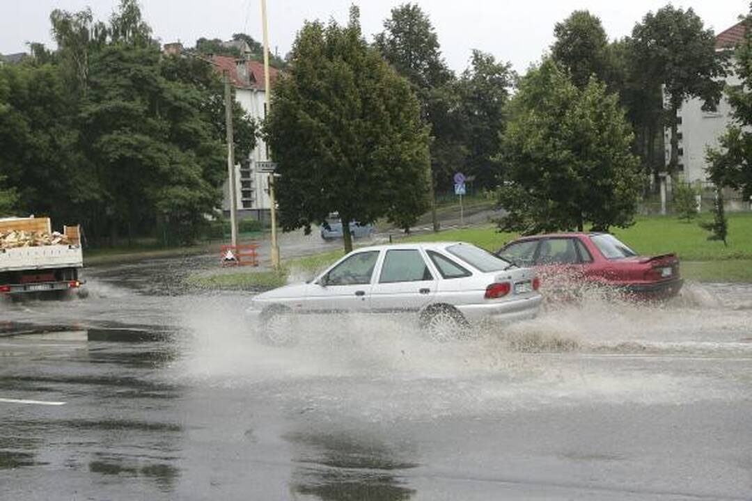 Kauno gatves buvo užtvindžiusi liūtis