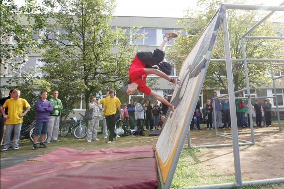 Vilniaus šokliai atverė naują "parkūro" aikštelę