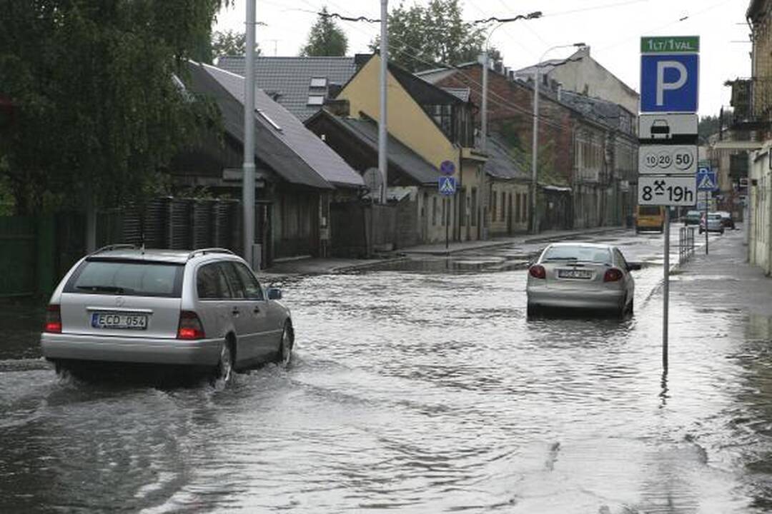 Kauno gatves buvo užtvindžiusi liūtis
