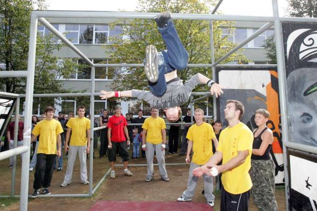 Vilniaus šokliai atverė naują "parkūro" aikštelę