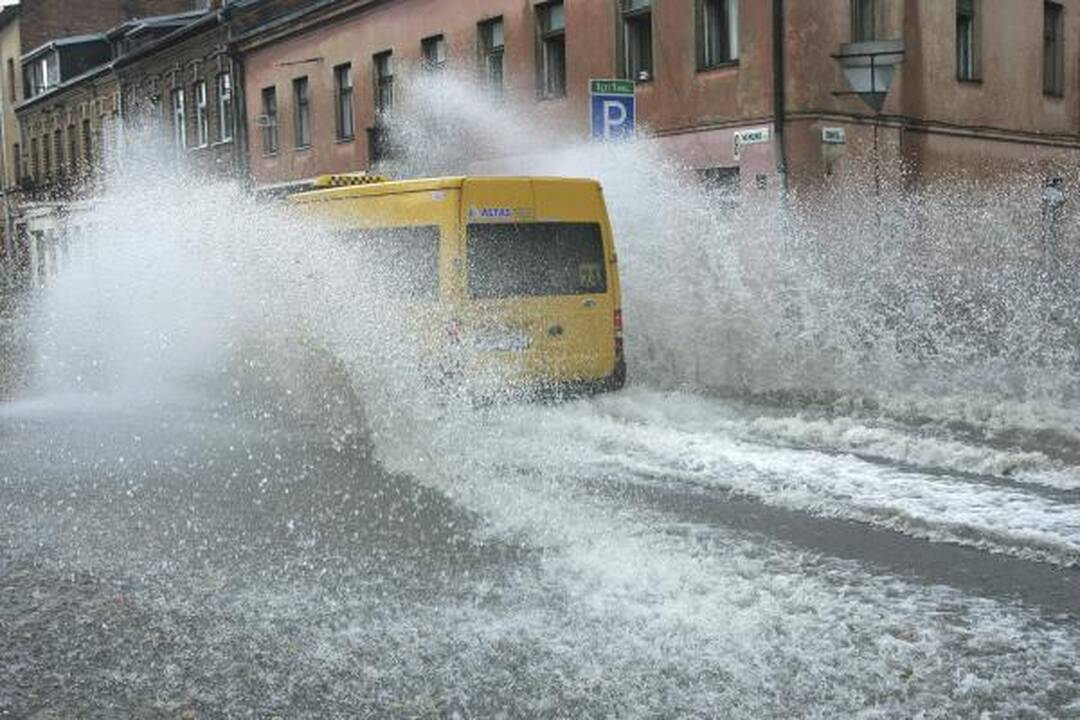 Kauno gatves buvo užtvindžiusi liūtis