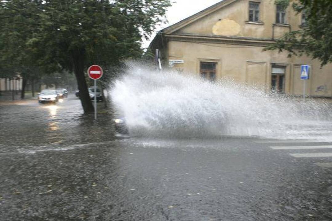 Kauno gatves buvo užtvindžiusi liūtis