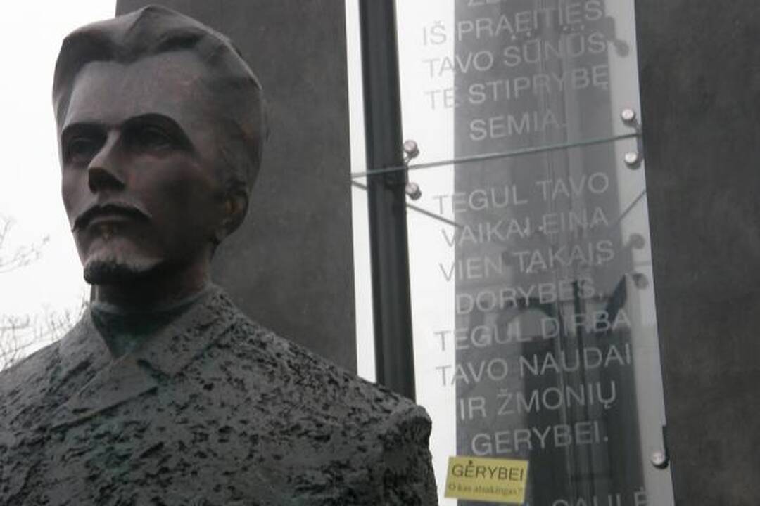 Klaida himno žodžiuose ištaisyta - taškas ant „ė“ atsirado per dieną