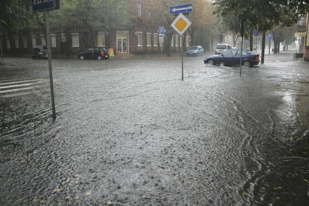 Kauno gatves buvo užtvindžiusi liūtis