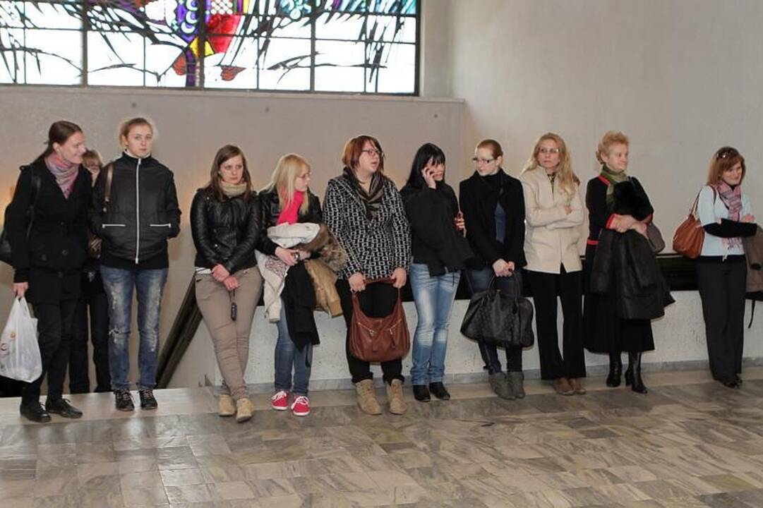 Vestuvinė suknelė – už auką Raudonojo kryžiaus draugijai